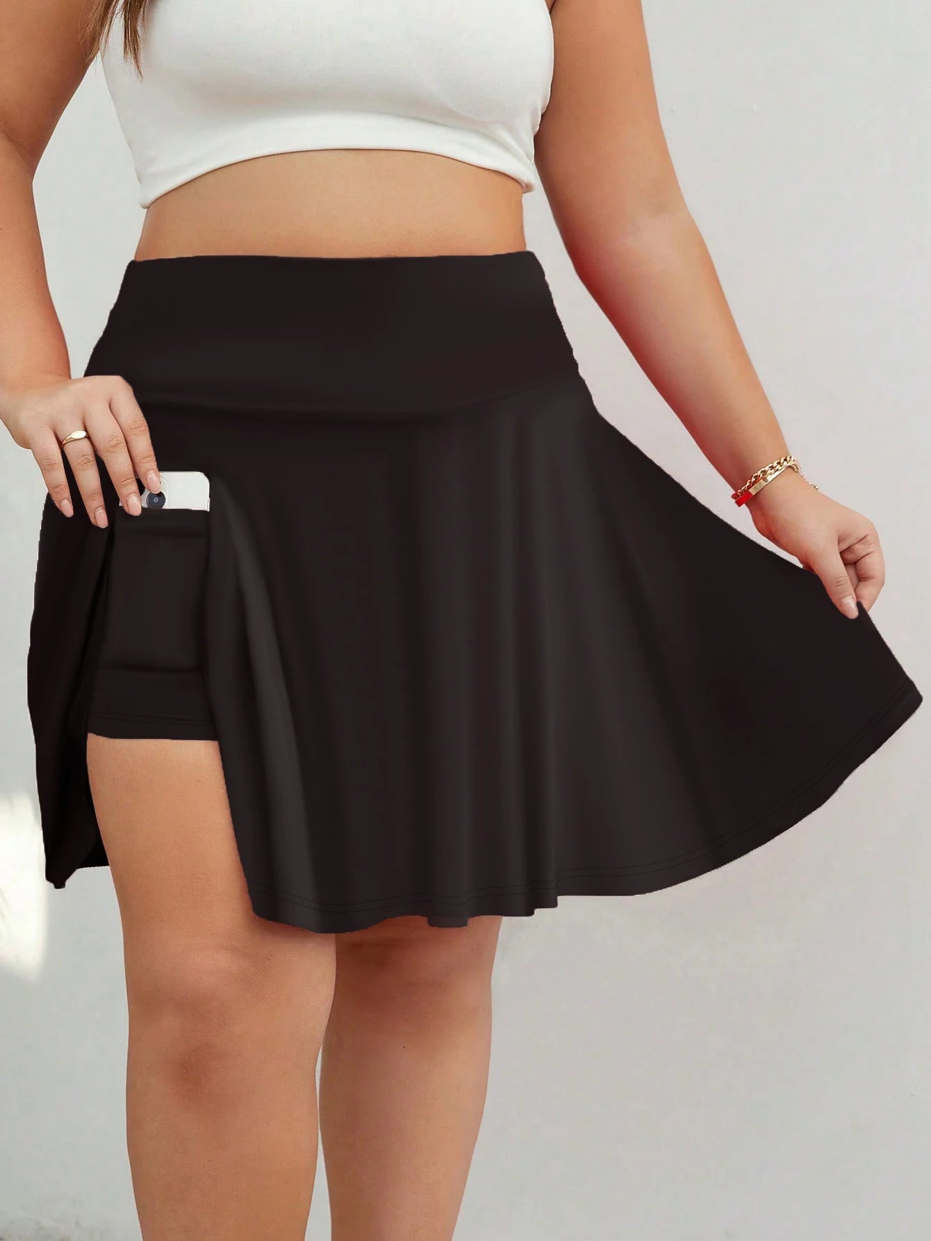 Plus-size women's clothing is casual and comfortable, featuring two short skirts