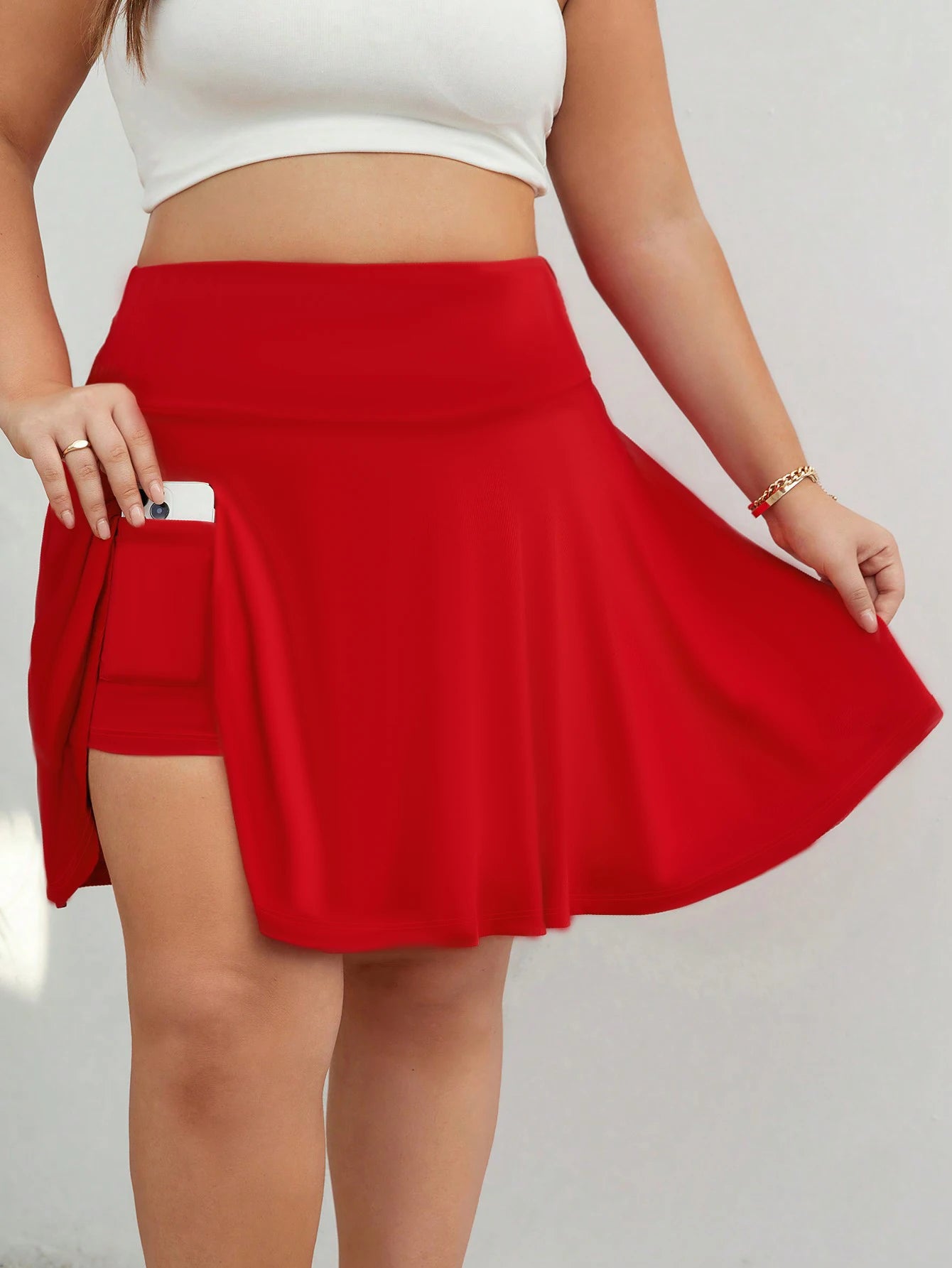 Plus-size women's clothing is casual and comfortable, featuring two short skirts