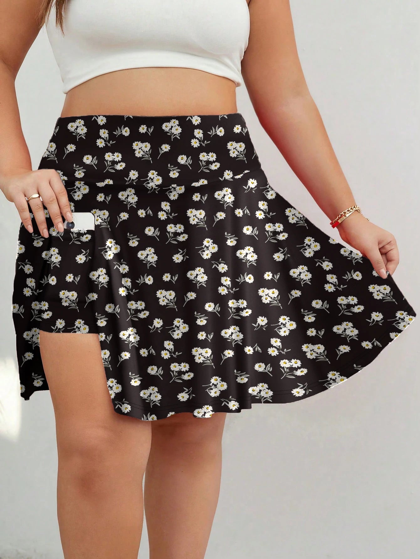 Plus-size women's clothing is casual and comfortable, featuring two short skirts