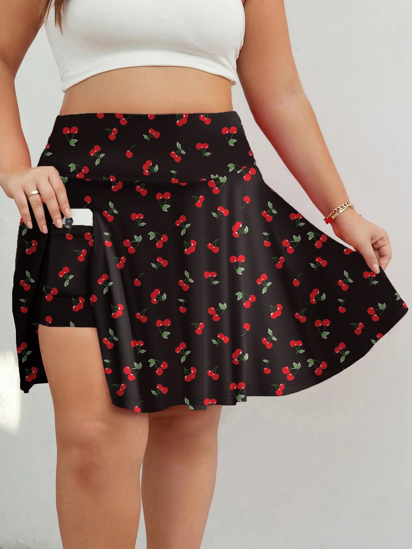 Plus-size women's clothing is casual and comfortable, featuring two short skirts